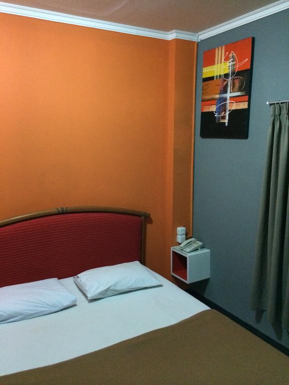 Hollywood Hotel Jakarta Buitenkant foto