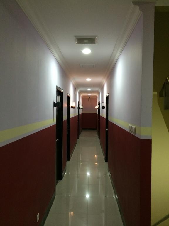 Hollywood Hotel Jakarta Buitenkant foto