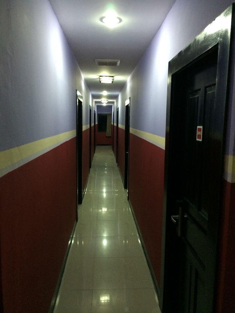 Hollywood Hotel Jakarta Buitenkant foto