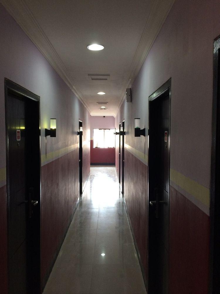 Hollywood Hotel Jakarta Buitenkant foto