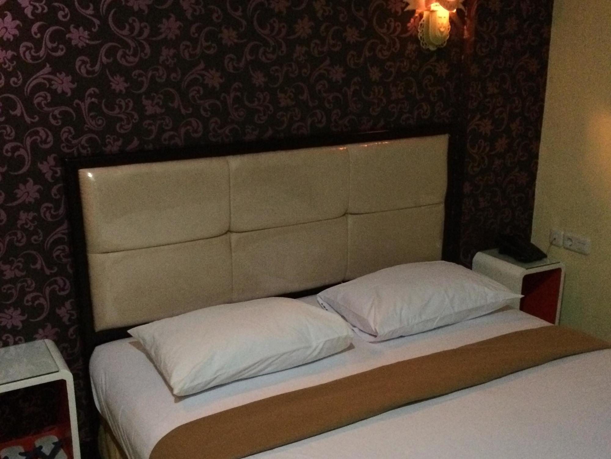 Hollywood Hotel Jakarta Buitenkant foto