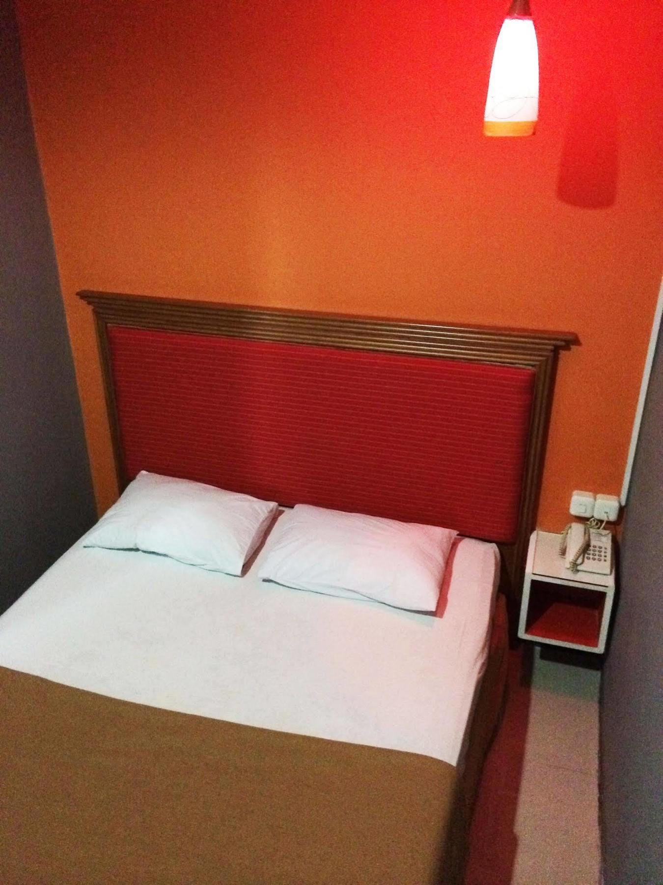Hollywood Hotel Jakarta Buitenkant foto