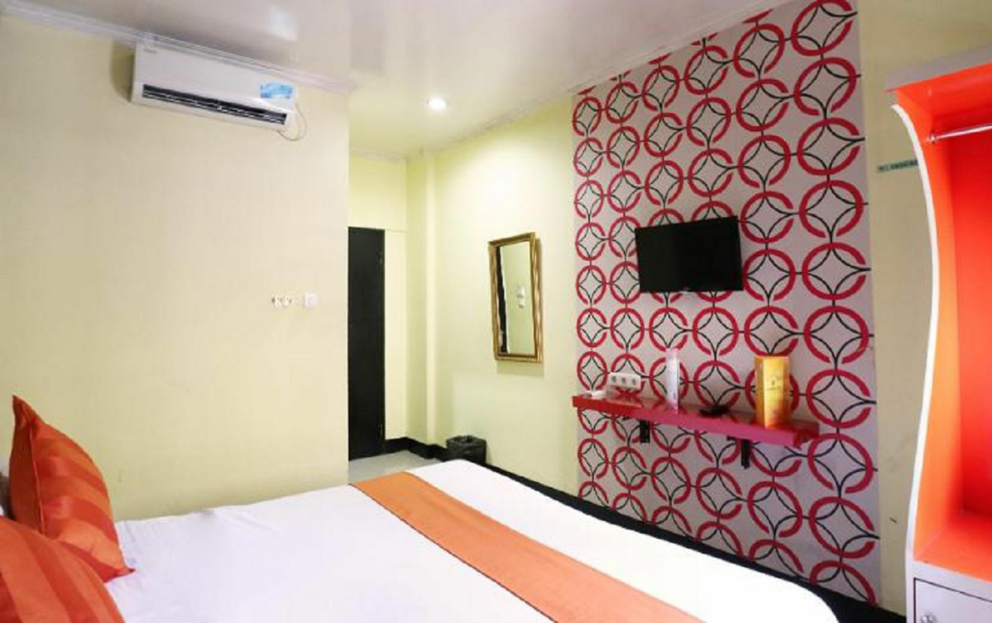 Hollywood Hotel Jakarta Buitenkant foto