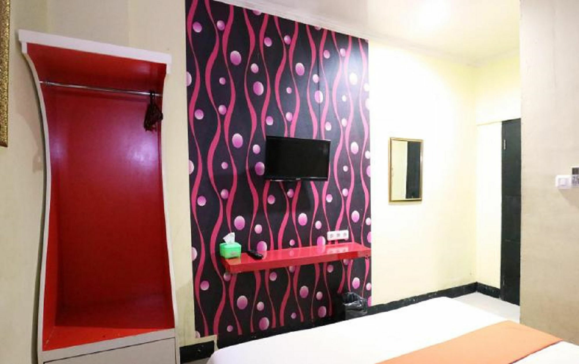 Hollywood Hotel Jakarta Buitenkant foto